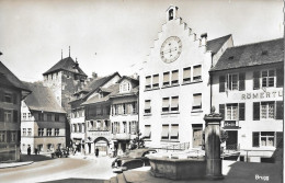 BRUGG ► Rathaus Mit Restaurants Römerturm, Oldtimer Und Passanten, Fotokarte Ca.1950 - Brugg