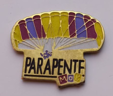 E02 Pin's Journal Presse Média Magazine PARAPENTE MAG Parachute Parachutisme Achat Immédiat - Paracaidismo