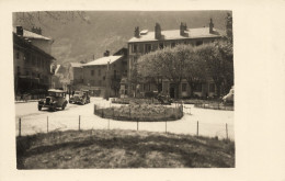 Moutiers * Carte Photo * La Place Et Le Square * Automobiles Anciennes * Villageois - Moutiers