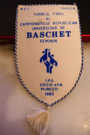 BASCHET FEMININ I.P.G. PLOIESTI 1985 Romania Fanion Sportiv Steag Sport Flag Pennant - Abbigliamento, Souvenirs & Varie