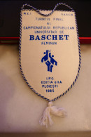 BASCHET FEMININ I.P.G. PLOIESTI 1985 Romania Fanion Sportiv Steag Sport Flag Pennant - Abbigliamento, Souvenirs & Varie