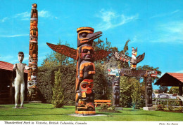 21205 VICTORIA  British Colombia  Indian Totem Poles Totems Indiens  (2 Scans) - Victoria