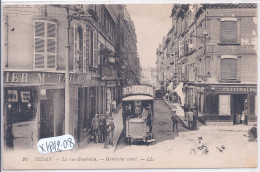 SEDAN- LA RUE GAMBETTA- UN TRAMWAY AVEC PUB BENEDICTINE - Sedan