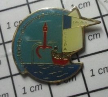 615B Pin's Pins / Beau Et Rare / SPORTS / VOILE VOILIER OPTIMIST CALAIS BATEAU REGATE - Voile