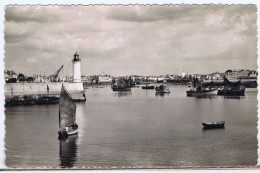 29 - Guilvinec (Finistère) - Entrée Du Port - Le Phare - Guilvinec