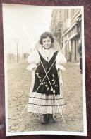 BINCHE Carnaval 1956  Portrait De Rue D’une Jeune Fille Déguisée CP Photo Datée 12/02/1956 - Binche