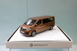 Norev - RENAULT TRAFIC III Combi 2018 Bronze Métallisé Réf. 77 11 785 155 BO 1/43 - Norev