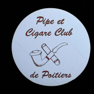 Autocollant, Tabac,  Pipe Et Cigare Club De Poitiers, Dia. 100 Mm - Stickers