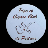 Autocollant, Tabac,  Pipe Et Cigare Club De Poitiers, Dia. 100 Mm - Aufkleber