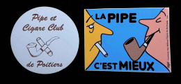 Autocollant, Tabac, La Pipe C'est Mieux, Pipe Et Cigare Club De Poitiers, LOT DE 2 AUTOCOLLANTS - Aufkleber