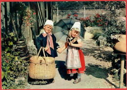 Folklore De France - La Normandie - En Se Tenant Par La Main - Costumes Traditionnels Coiffe - Haute-Normandie