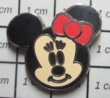 615B Pin's Pins / Beau Et Rare / DISNEY / Pin's Officiel Disney TETE DE MINNIE AVEC UN NOEUD ROUGE - Disney