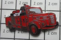 615B Pin's Pins / Beau Et Rare /  POMPIERS / SAPEURS POMPIERS CAMION ROUGE ANNEES 50 - Pompiers