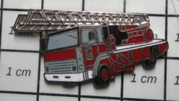 615B Pin's Pins / Beau Et Rare / POMPIERS / CAMION SAPEURS POMPIERS GRANDE ECHELLE - Pompiers