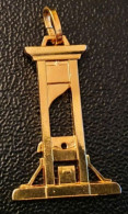 Pendentif Médaille Guillotine En Cuivre Doré - Bicentenaire De La Révolution Française - Hangers