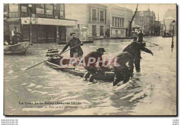 CPA Paris Inondations De 1910 Le Ravitaillement En Pain Se Fait Apr Canots - Überschwemmungen