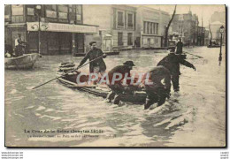 CPA Paris Inondations De 1910 Le Ravitaillement En Pain Se Fait Apr Canots - Overstromingen