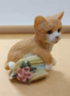 MINIATURE  ANIMAUX  - CHAT ROUX ET CHAPEAU FLEURI - L : 4cm - H : 5cm - Tiere