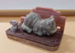 MINIATURE  ANIMAUX  - CHAT GUETTANT UNE SOURIS - L : 5,5cm - H : 3,5cm - Animali