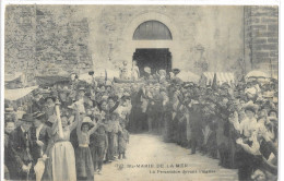 13     STE - MARIE -  DE  LA  MER  LA  PROCESSION  DEVANT  L' EGLISE  ( PETITE PLI  AU CENTRE ) - Saintes Maries De La Mer