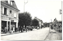 GOUVIEUX - Rue De La Mairie Et Le Marché - Gouvieux