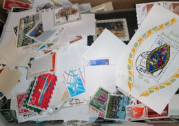 Small Stamp Box Europe And World - Kilowaar (min. 1000 Zegels)