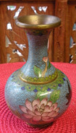 Ancien Vase Bronze Cloisonné Décor Floral Et Oiseau Noir Chine ? Asie ? Haut 12.5 Cm 221 G Diam Col 4.6cm Cul 4cm - Arte Asiático