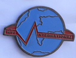 C199 Pin's INFORMATIQUE HIFI INTERNATIONAL MAPPE MONDE WORLD Achat Immédiat - Informática