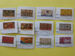 TISSUS DU MONDE / MUSEES - ART / SERIE COMPLETE De 12 Timbres - Oblitérés Sur Fragments - French Stamp - Museums