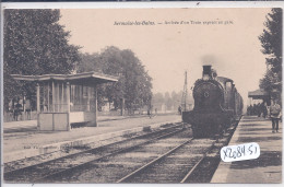 SERMAIZE-LES-BAINS- ARRIVEE D UN TRAIN EXPRESS EN GARE - Sermaize-les-Bains