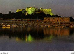 06 ANTIBES N°819 Le Fort Vauban Ou Fort Carré La Nuit Bateaux VOIR DOS - Antibes - Les Remparts