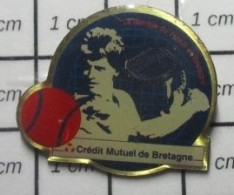 615D Pin's Pins / Beau Et Rare / BANQUES / TENNIS CREDIT MUTUEL DE BRETAGNE - Bancos