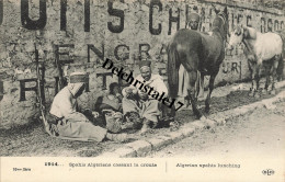 CPA ALGÉRIE 0041 SPAHIS ALGÉRIENS CASSANT LA CROÛTE - BELLE ANIMATION PERSONNES ET CHEVAUX - Männer