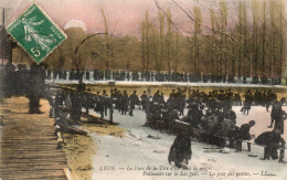 Lyon - Parc De La Tête D'Or Sous La Neige - Patineurs Sur Le Lac Gelé - La Pose Des Patins - Lyon 6