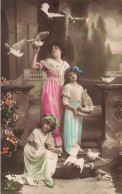 FANTAISIES - Filles - Fleurs - Robes - Colombes - Carte Postale Ancienne - Bebes