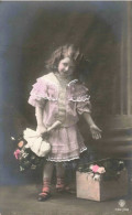 FANTAISIES - Jeune Fille - Portrait - Bouquet De Fleurs - Carte Postale Ancienne - Bébés