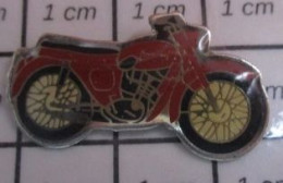 615D Pin's Pins / Beau Et Rare / MOTOS / PETITE MOTO ROUGE RETRO ANNEES 60/70 - Motorfietsen