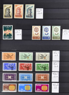 MIX Verzameling Met Dubbels In 4 Insteekboeken Met De Betere Zegels ** W.o. Luxemburg '56, Liechtenstein '60 (2x), Cypru - Other & Unclassified