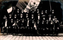 Beaufort En  Vallée   49    Carte Photo.Un Groupe D'hommes. 1915  Beaufort Sur Le Drapeau     (voir Scan) - Sonstige & Ohne Zuordnung