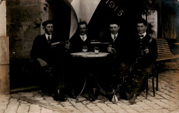 Beaufort En  Vallée     49    Carte Photo.Quatre D'hommes Table De Bar. 1915  Beaufort Sur Le Drapeau     (voir Scan) - Sonstige & Ohne Zuordnung