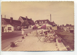 CPA (41 Loir Et Cher) - SELLES Sur CHER - Quai De Soubeyran - Terrasse Du Restaurant Du Coq D'or - Animation, Serveuse - Selles Sur Cher