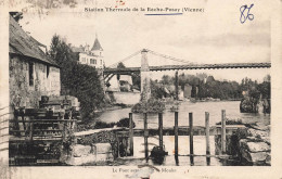 FRANCE - La Roche Posay - Vue Sur La Station Thermale, Le Pont Suspendu Et Le Moulin - Carte Postale Ancienne - La Roche Posay