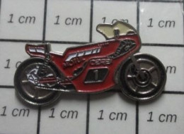 615c Pin's Pins / Beau Et Rare / MOTOS / PETITE MOTO ROUGE SPORTIVE CERE ? - Motorfietsen