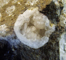 Natrolite In Vug   (3.5  X 2.5 X 2 Cm ) - Montecchio Maggiore - Vicenza - Italy - Mineralien