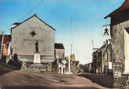 Oudon * Carrefour Des Rues Et Le Monument Aux Morts Du Village - Oudon