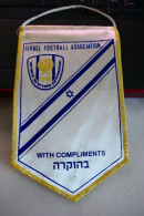 ISRAEL FOOTBAL ASSOCIATION WITH COMPLIMENTS SPORT Flag Pennant - Bekleidung, Souvenirs Und Sonstige