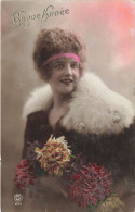 FANTAISIE - Femme - Bonne Année - Col En Fourrure - Bouquet De Fleurs - Carte Postale Ancienne - Vrouwen