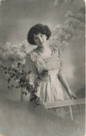 FANTAISIE - Femme - Branches Et Feuilles D'arbres - Canapé En Osier - Carte Postale Ancienne - Women