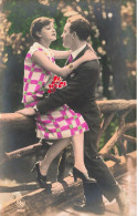 COUPLE - Femme Assisie Sur La Rampe D'un Pont - Fleurs - Robe à Carreaux Roses - Carte Postale Ancienne - Coppie