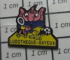 3219 Pin's Pins / Beau Et Rare / JEUX / LUDOTHEQUE BAYEUX - Casinos